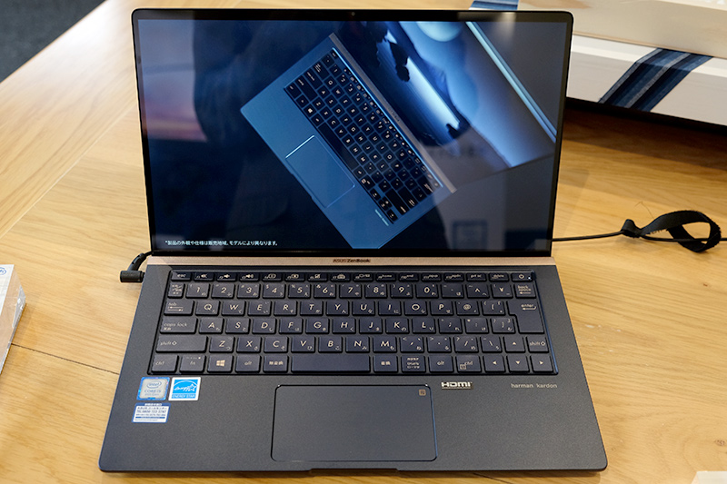 ロイヤルブルーカラーのZenBook 13 UX333FA(タッチ対応モデル)