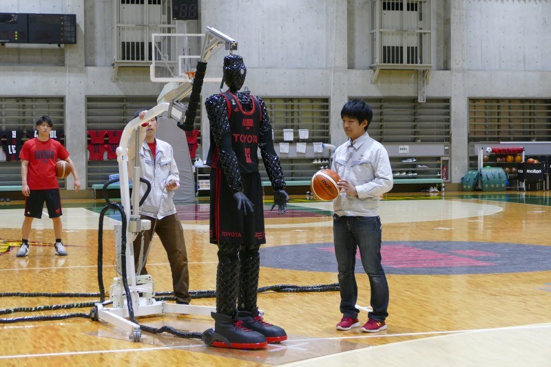 身長204cm。電源はケーブルで外部から供給される