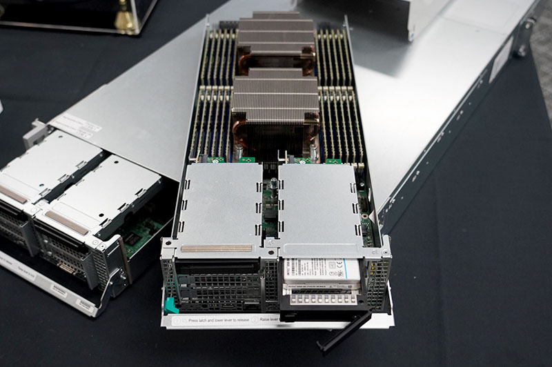 Intelが公開したXeon Platinum 9200を搭載したサーバー、1CPUあたりメモリが12チャネルになっている