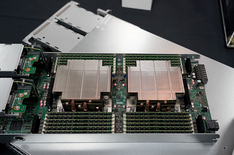 Intelが公開したXeon Platinum 9200を搭載したサーバー、1CPUあたりメモリが12チャネルになっている