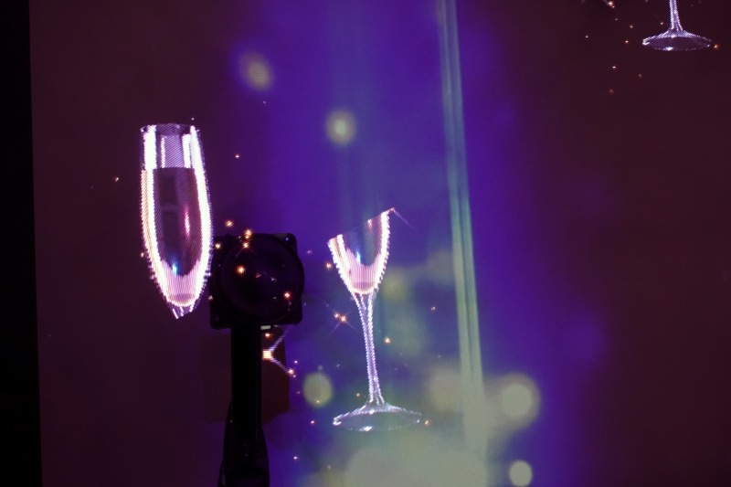 カメラで撮ると残像で映像が作られているのがわかる