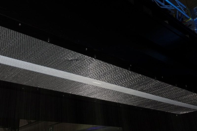 天井につるされた霧発生装置