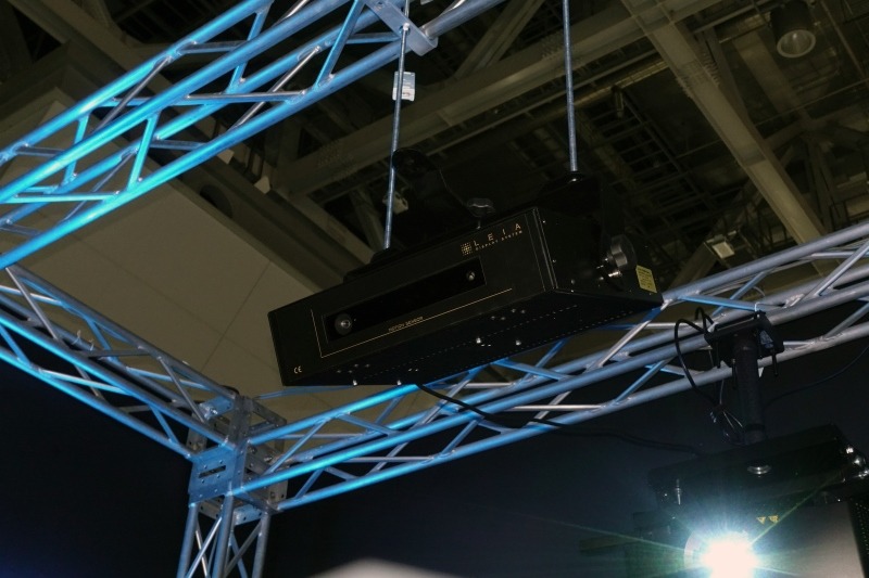 プロジェクタの手前にはKinectがある