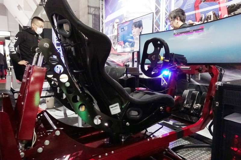 実際にはシートの下に1本の軸があり、そちらを介して振動を与える土台に接続されている。土台は1つで2軸となり、4軸にするには2つ重ねる