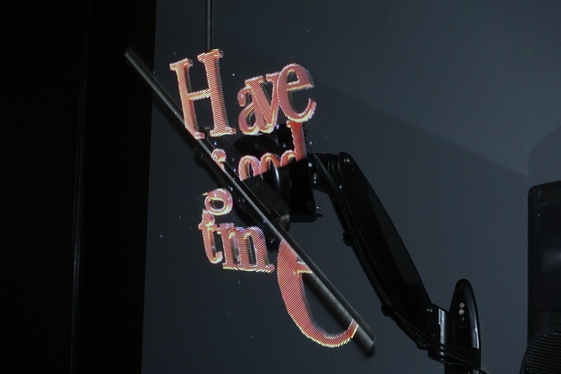 カメラで撮ると残像で映像が作られているのがわかる