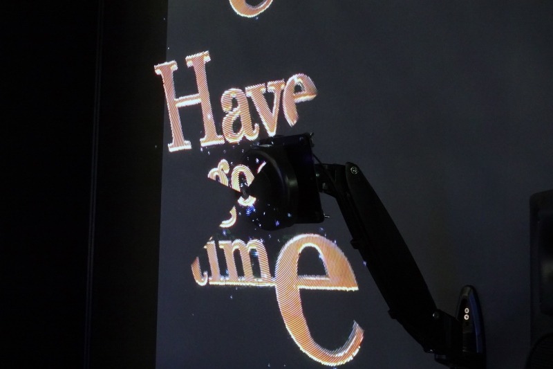 カメラで撮ると残像で映像が作られているのがわかる