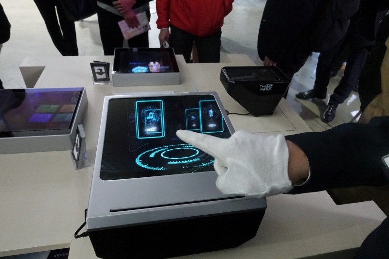 写真では伝わらないが、株式会社アスカネットのホログラムを使ったインターフェイス。画面の手前にセンサーがあり、指の位置で画面上のオブジェクトとの接触を判断する