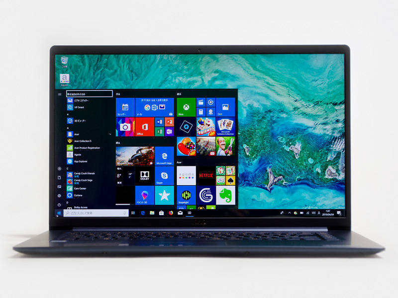 パネル中央上にHD対応Webカメラ。狭額縁なのがわかる