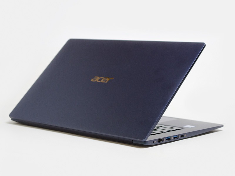 天板中央にロゴ。バッテリは内蔵式