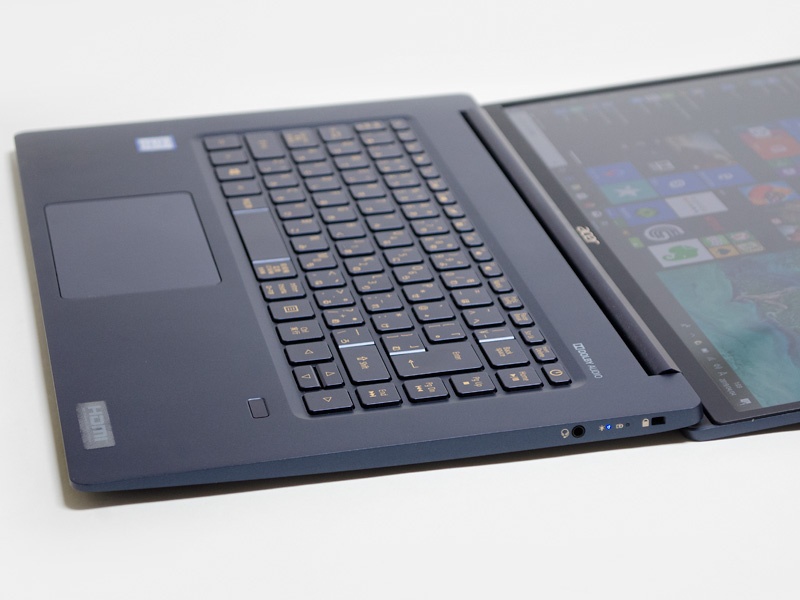 右にはロックポート、ステータスLED、音声入出力を装備