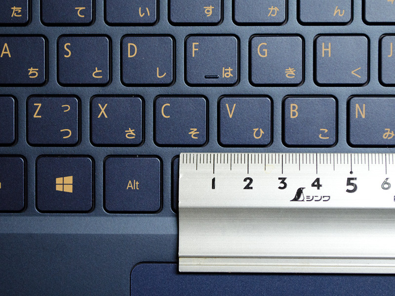 キーピッチは実測で約19mm。15.6型でもテンキーなしなのでフットプリントに余裕があり、歪な並びや変なピッチはほぼない