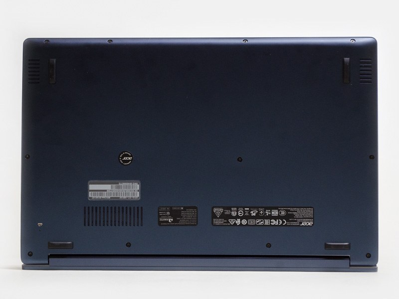 底面四隅にゴム足。斜めに傾くような機構はない。手前の左右にスピーカー