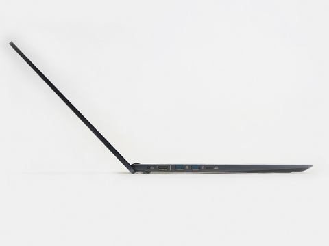 西川和久の不定期コラム】15.6型で約990gの超軽量ノート「日本エイサー