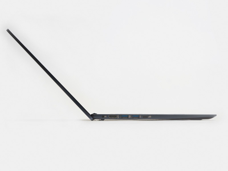 横から。USBコネクタの厚みからも分かるようにかなり薄い