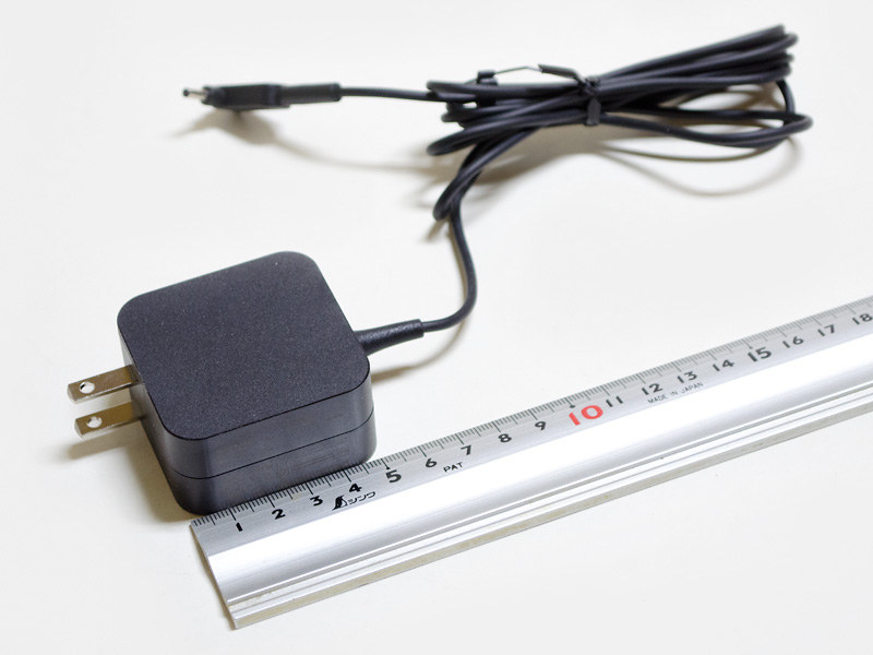 付属のACアダプタのサイズ約52×52×28mm(同)、重量133g、出力19V/2.37A