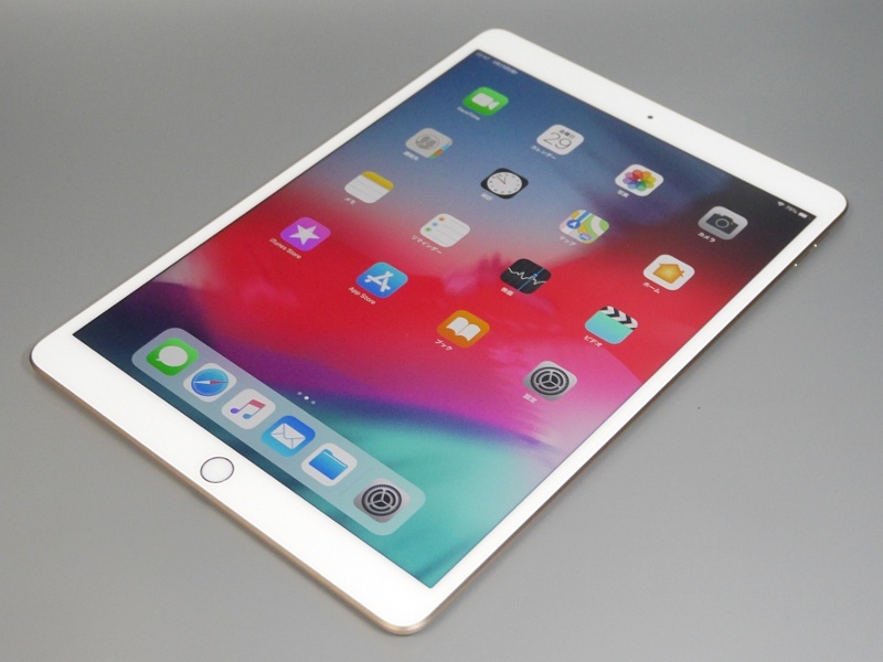 縦向きに表示した状態。初代iPad以来の伝統となる、ホームボタンのあるデザイン