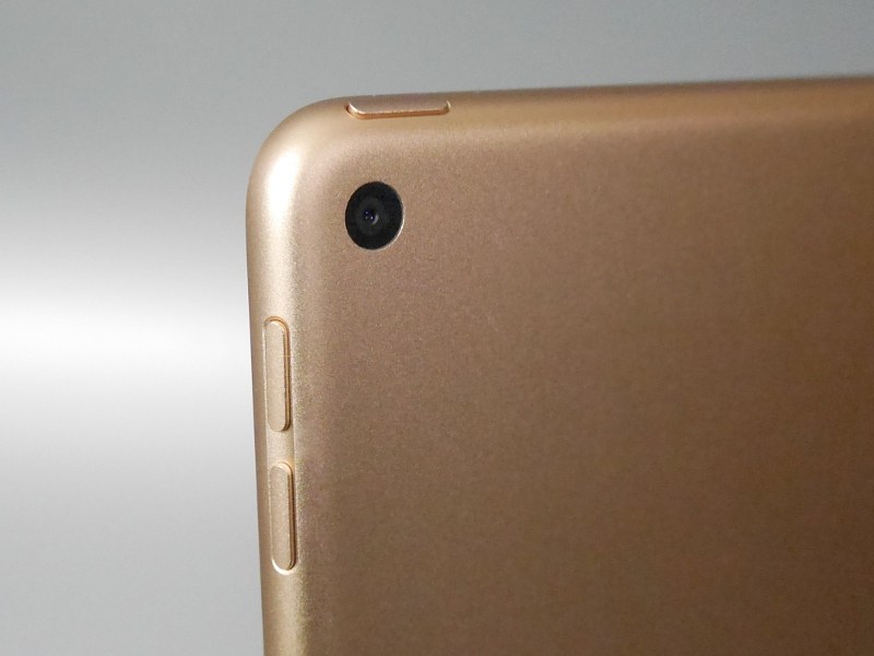 上面にカメラ、側面に音量ボタン、背面にカメラという配置は10.5インチiPad Proと同じだが、カメラは突起のないタイプに変更されている