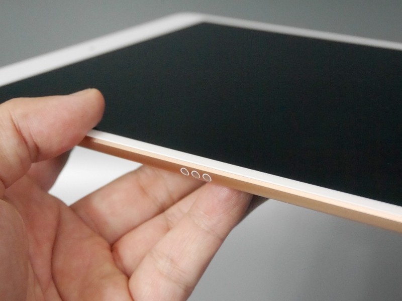 Smart Connectorを搭載。別売のSmart Keyboardを接続できる