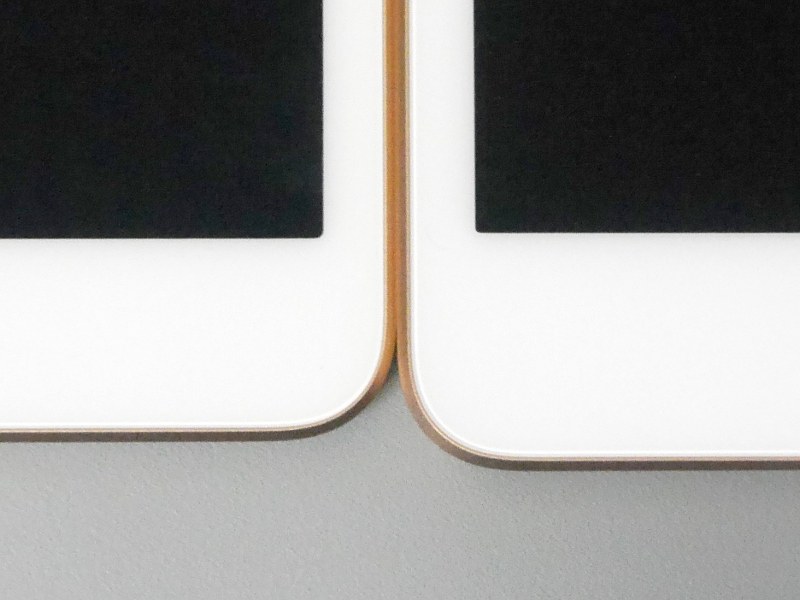 ベゼルの比較。左が本製品、右がiPad mini(第5世代)。ホームボタンが配置される余白部分は、実は本製品のほうがコンパクトだ