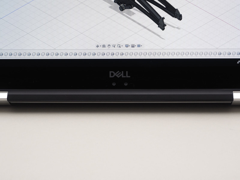 液晶パネルの下のスペースに2眼のカメラがある。赤外線カメラも搭載しており、Windows Hello対応だ