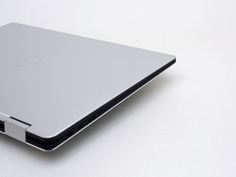 天板・底面側のシルバーとパネル・キーボード側のブラックを使い分け、シャープなイメージの外観