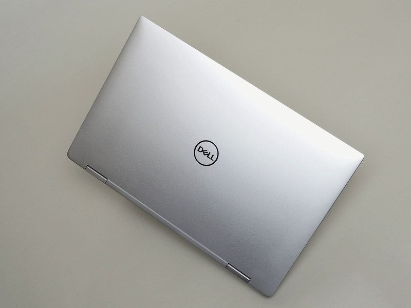 梨地のシルバーで華がありつつ落ち着いた印象。中央のDELLロゴは光沢のあるシルバーメッキ