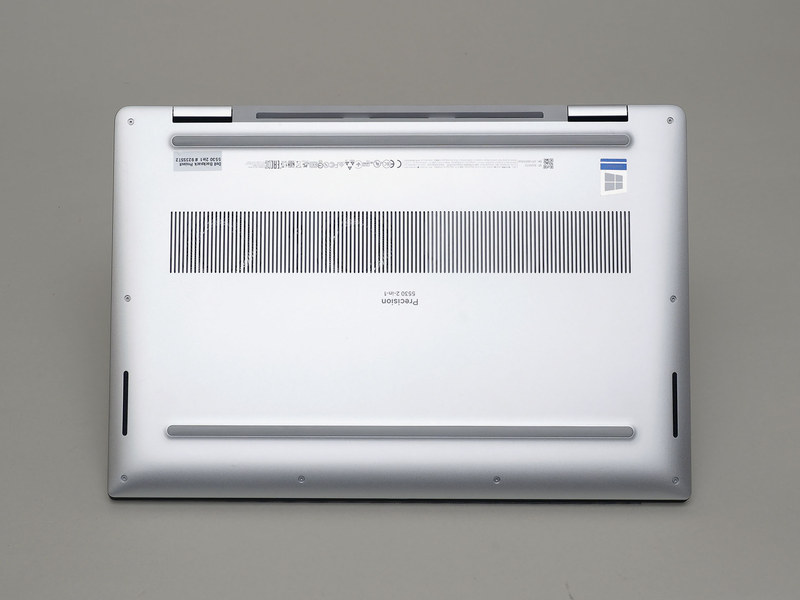 中央ややヒンジ寄りに1列にスリットを設け、その上下のゴム脚でエアフローを確保している。下側のゴム脚の左右にはステレオスピーカー