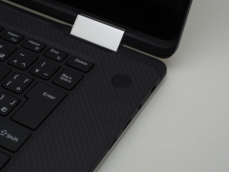 キーボード面はカーボン調なほか、液晶パネル側も立体的な造形をしている