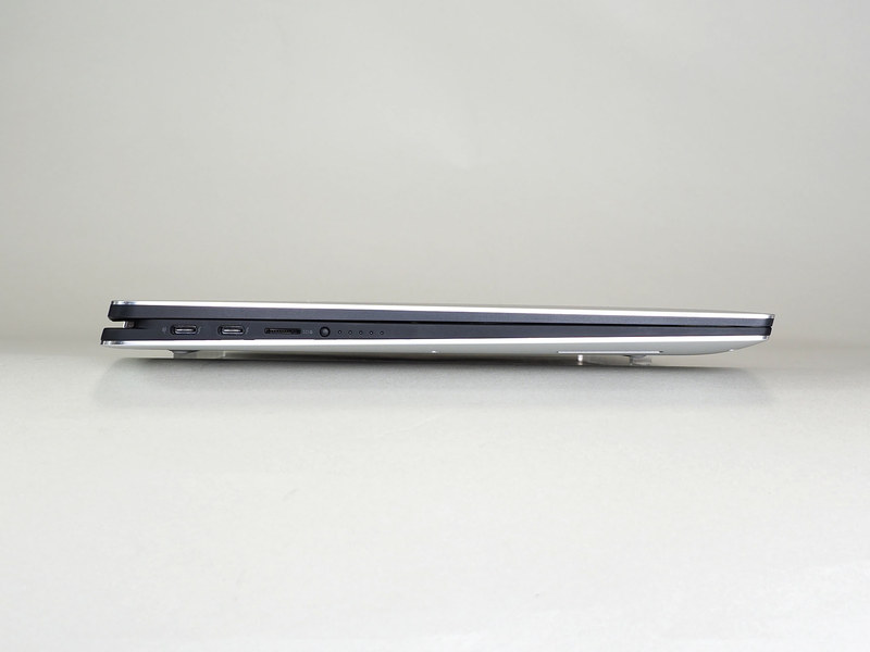 左側面にはThunderbolt 3×2、microSDカードリーダ