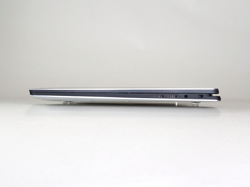 右側面にはUSB 3.1 Type-C×2、オーディオ入出力