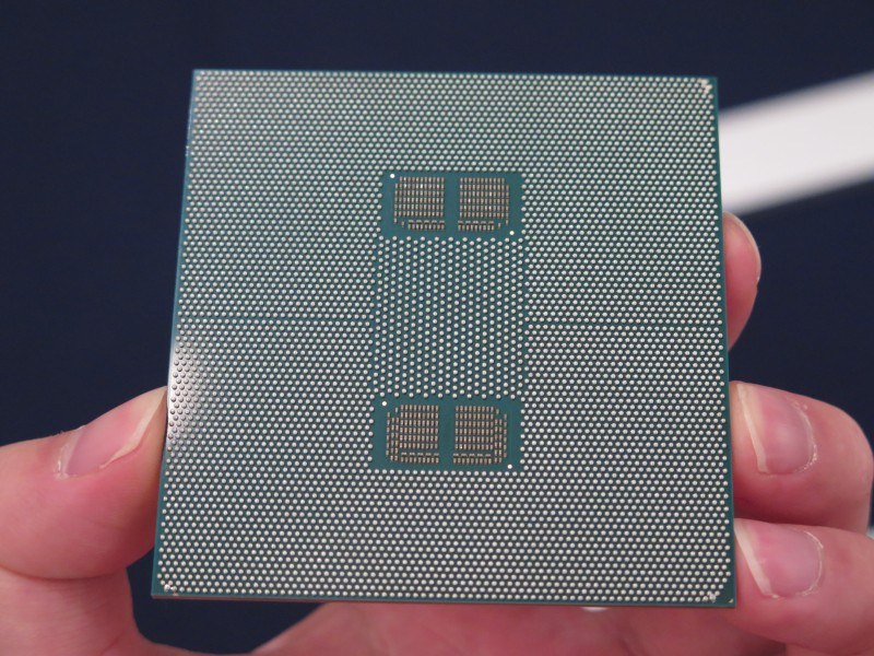 Xeon Platinum 9200シリーズはBGAとなっており、基板直付けだ