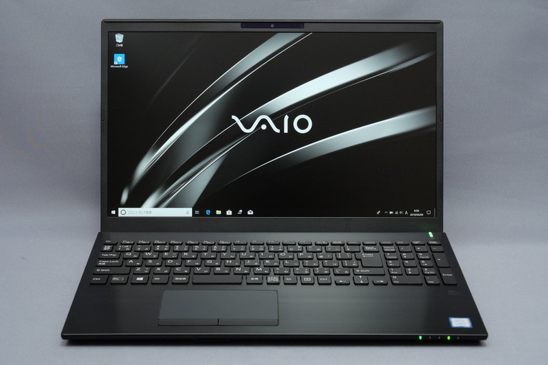 ディスプレイを開いて正面から見た様子。ディスプレイのベゼル幅が狭められたことで、サイズの小型化を実現