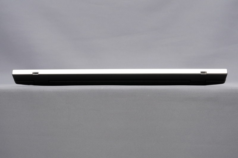 背面。モバイルモデル同様のシルバーパーツ”オーナメント”も搭載