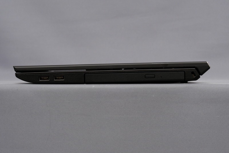 右側面。側面から見ても、全体的に直線的なイメージとなっている