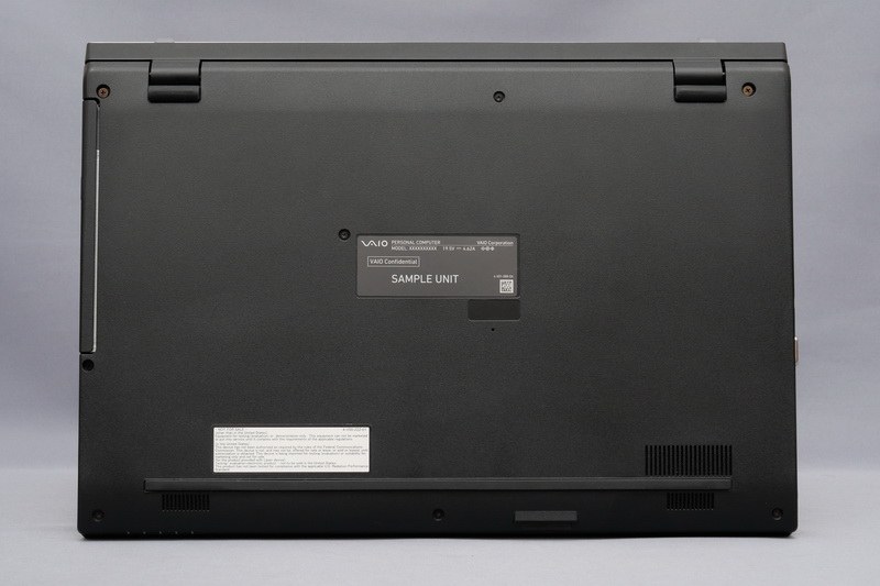 底面。フットプリントは361.4×254.3mm(幅×奥行き)と、従来モデルからかなりの小型化を実現している