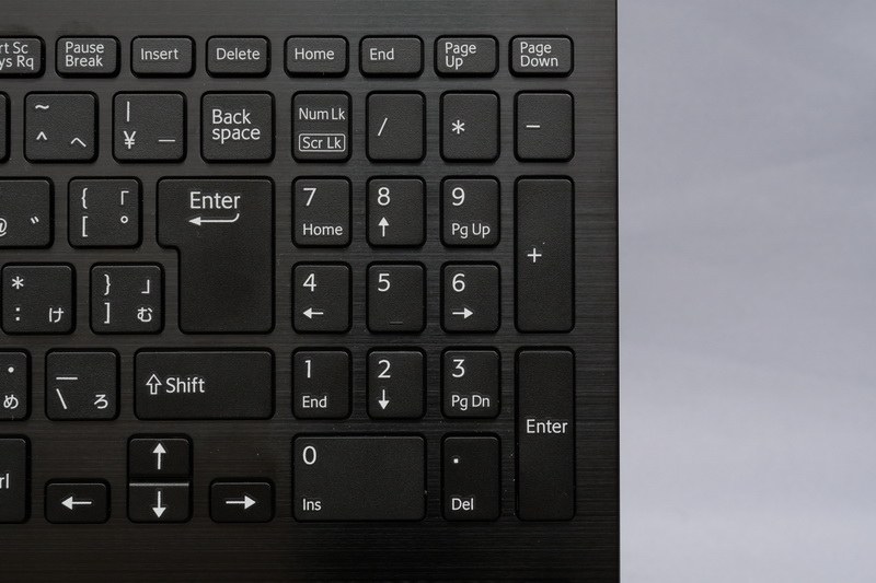 Enterキー右側にはテンキーも搭載。ただしこちらはキーピッチが約16mmとやや狭くなっている