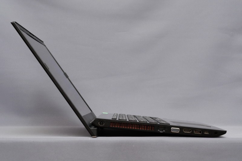 ディスプレイを開くことでキーボード面に適度な角度がつき、快適なタイピングが可能