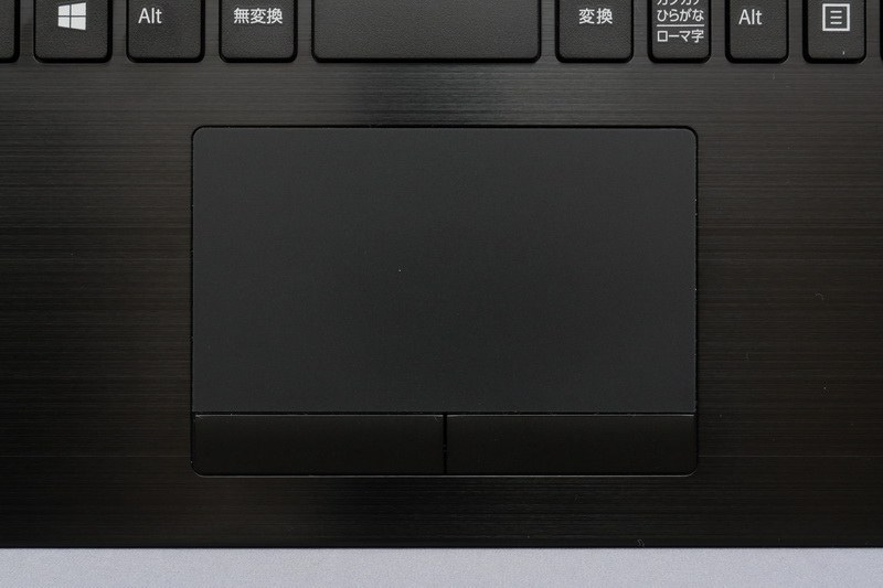 ポインティングデバイスはクリックボタン独立型のタッチパッドを搭載。従来よりパッド面積が広くなり、操作性が向上している