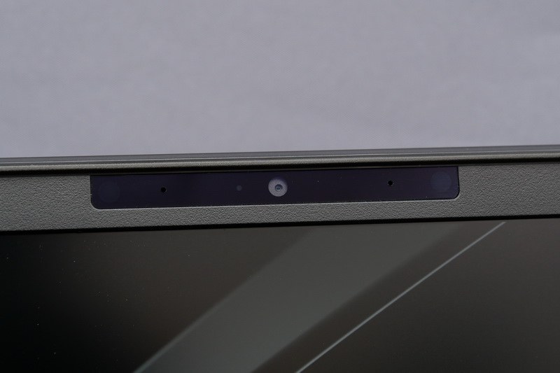 ディスプレイ上部中央にはHD解像度のWebカメラを搭載