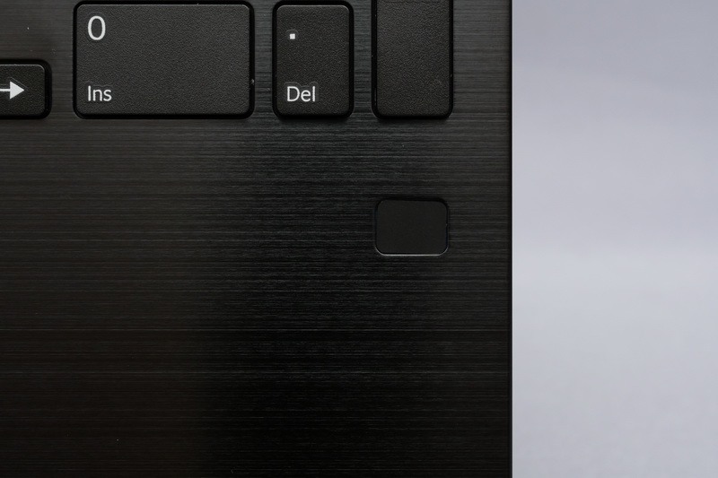 右パームレストに指紋認証センサーを搭載