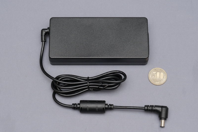 CPUの強化に合わせ、ACアダプタは高出力なものへと変更されている