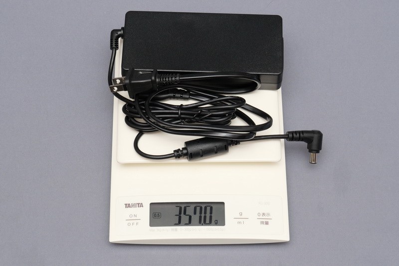 ACアダプタの重量は、付属電源ケーブル込みで357gだった
