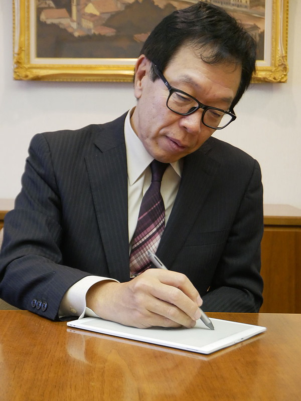 自ら電子ペーパーを使っている齋藤社長