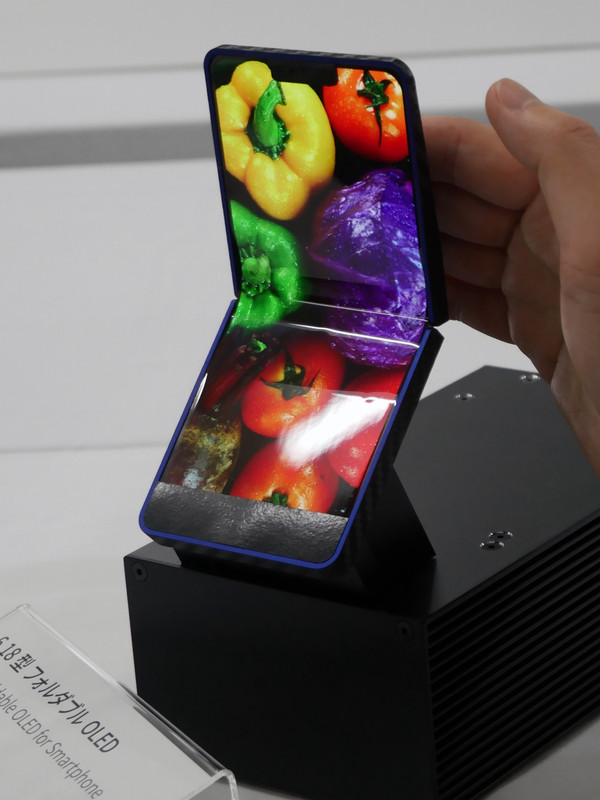 曲げることができる6.18型のフォルダブル有機ELパネル。30万回の折り曲げ試験をクリア。画面が折り畳めるスマートフォンなどに利用できる