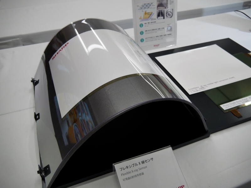 フレキシブルX線センサー。自由に曲げられるため、空港の検査などにも小型化した装置として導入できる