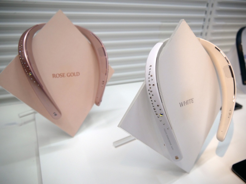 サウンドパートナーにスワロフスキーを施したモデルを参考展示。発売は未定だ
