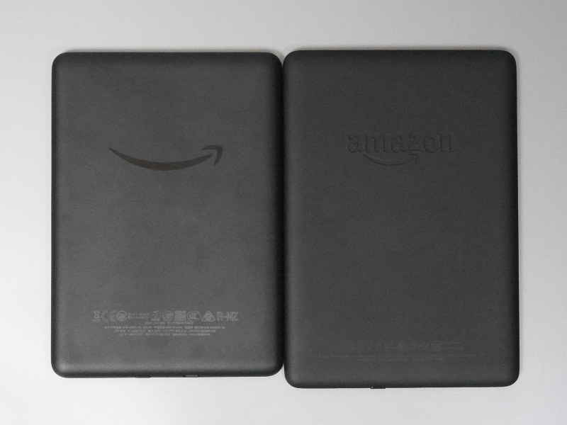 背面。従来までのモデルと同様、Paperwhite(右)でおなじみの滑り止め加工は施されていない