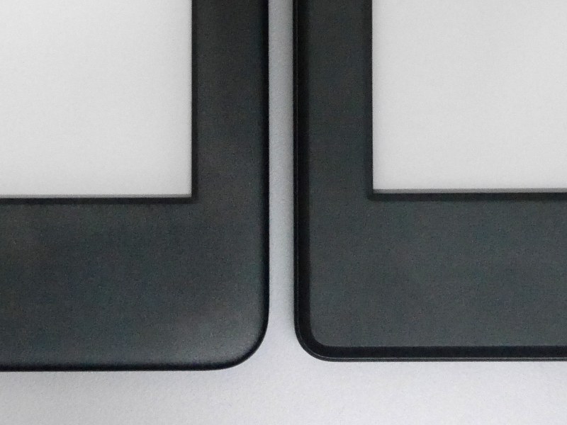 本製品と従来の第8世代モデル(右)とのベゼル部分の比較。かなり丸みを帯びたデザインへと変更されている