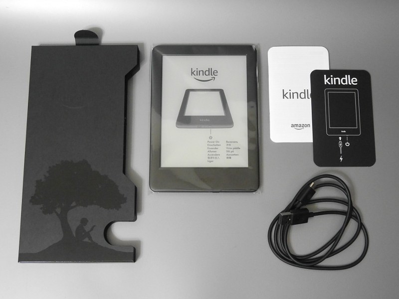 中箱(左)を抜き取り、その側面から本体や付属品を取り出す構造。白と黒の小冊子に加えてUSBケーブルが添付される