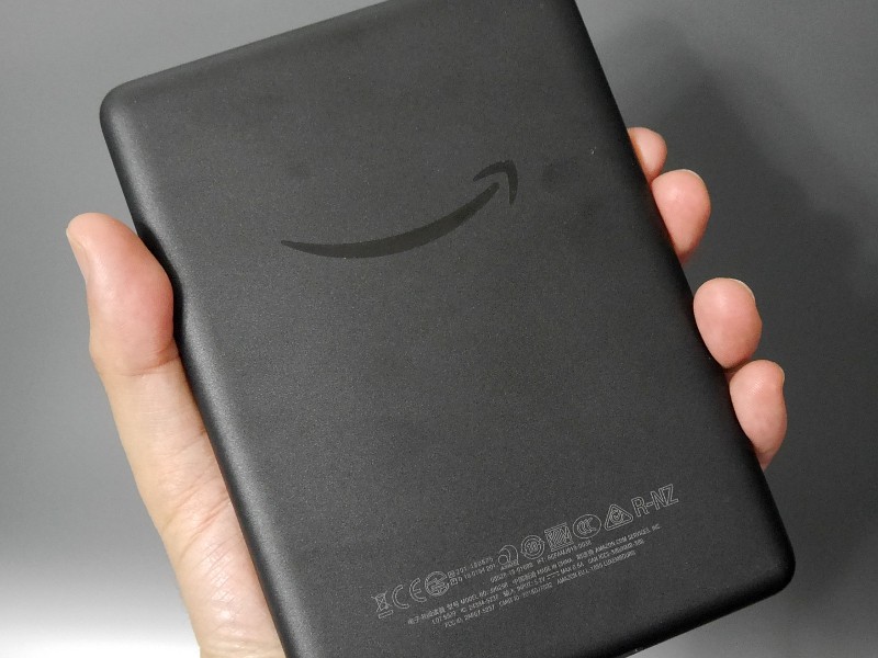 背面はプラスチック感そのままで、滑りやすいことに加えて、手の脂もつきやすい